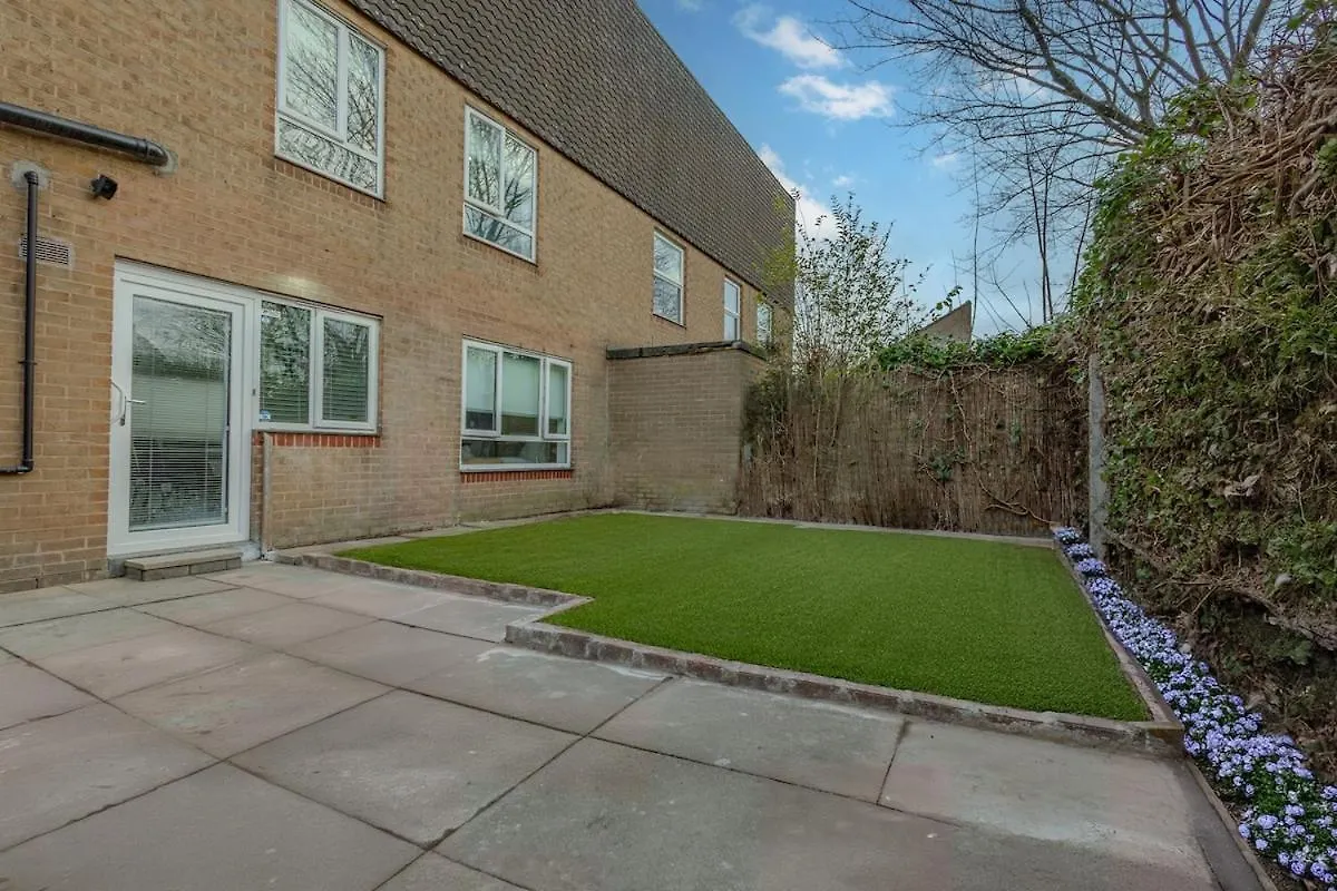 Premium Serviced Accommodation Nottingham, 4 Bedrooms, 5 Beds, 4 Bathrooms, Sleeps 7 Hébergement de vacances Nottingham