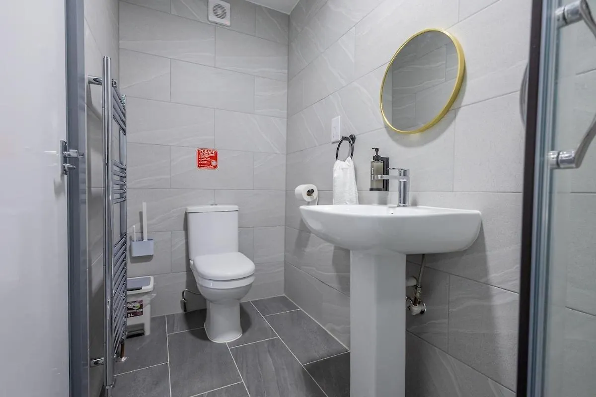 Premium Serviced Accommodation Nottingham, 4 Bedrooms, 5 Beds, 4 Bathrooms, Sleeps 7 Hébergement de vacances